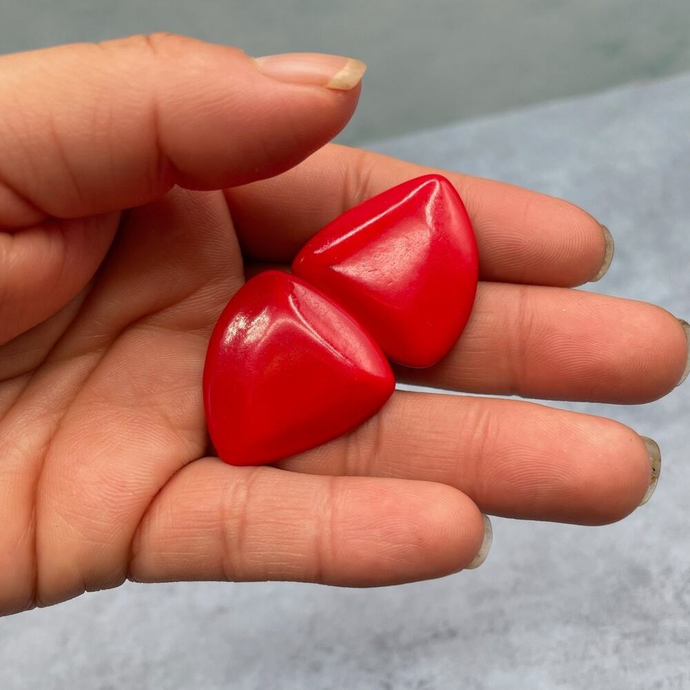 Vintage Bold Red Triangle Geometric Bright Resin Cabochon Post Back Stud Retro - Picture 8 of 10